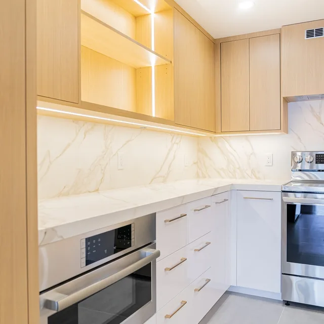 Marble backsplash & accent lighting